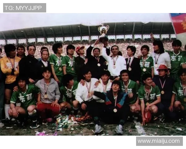 辽沈足球明星队队员展现拼搏精神与团队合作的辉煌历程